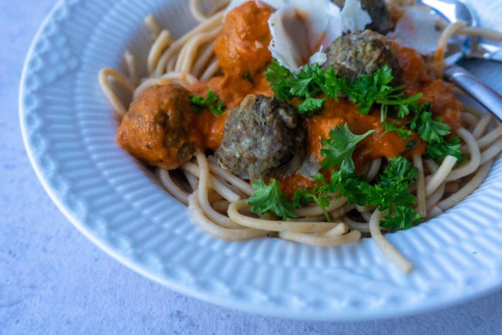 Kødboller i tomatsauce