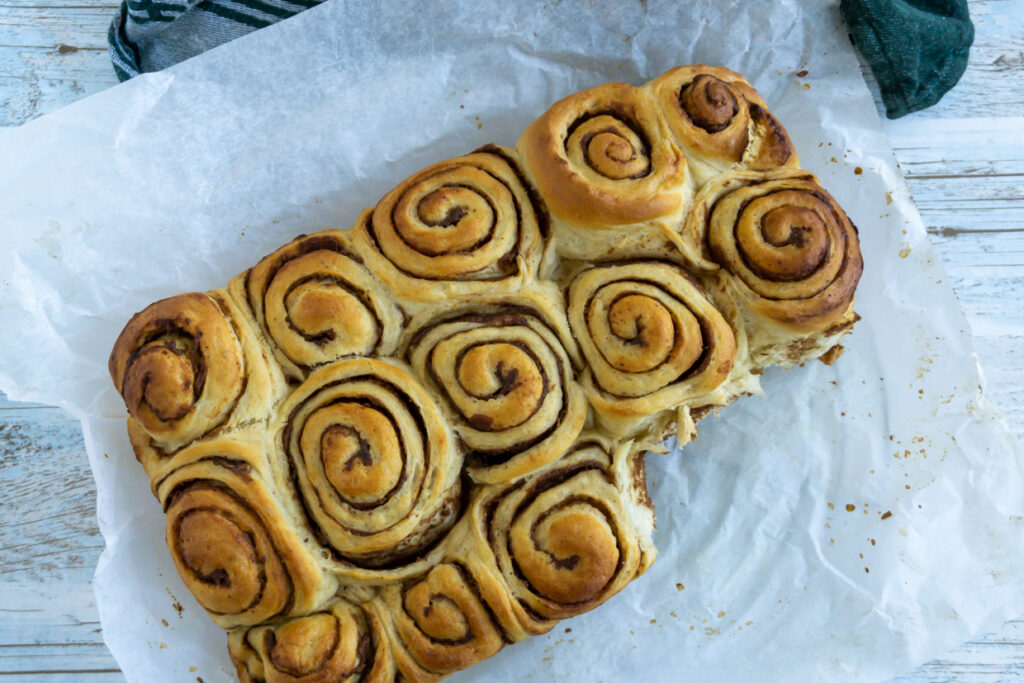 Kanelsnegle med dadelfyld