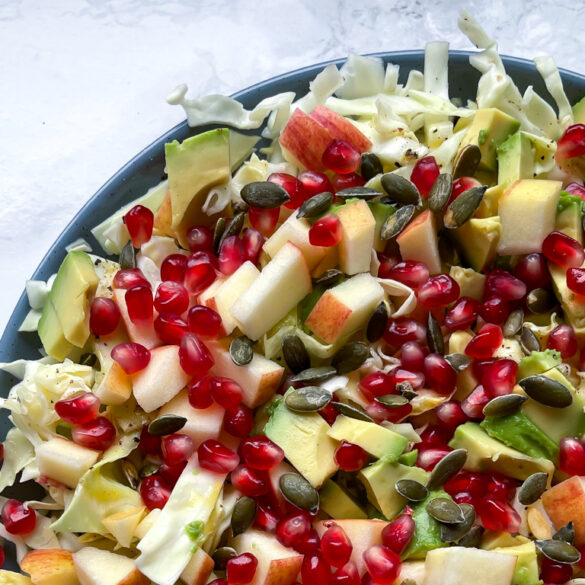 Spidskålssalat med avocado og granatæble Spidskålssalat med avocado og granatæble