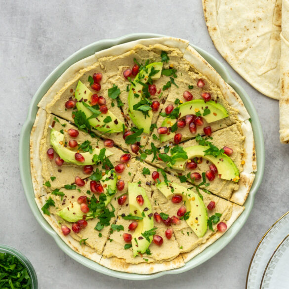 Fladbrød med hummus og avocado Fladbrød med hummus og avocado
