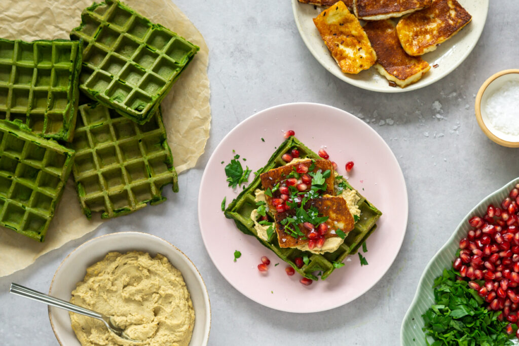 Spinatvafler med hummus og halloumi