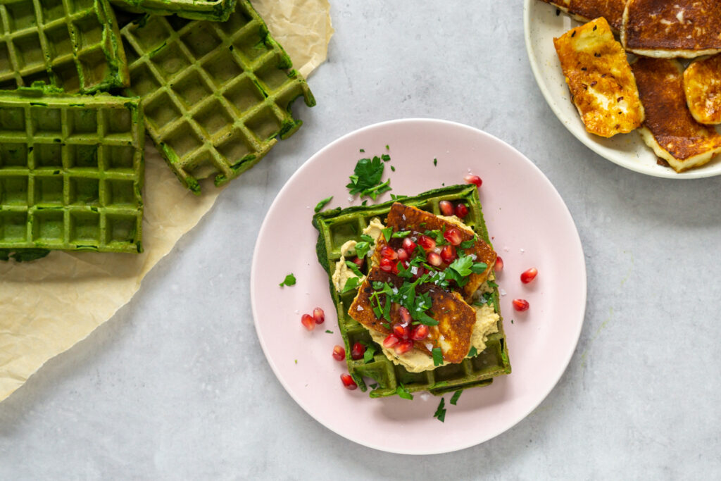 Spinatvafler med hummus og halloumi