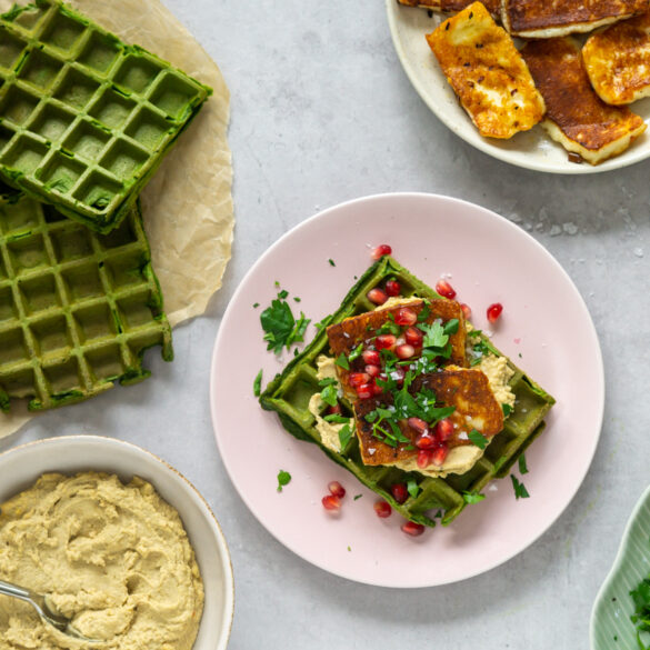 Spinatvafler med hummus og halloumi Spinatvafler med hummus og halloumi