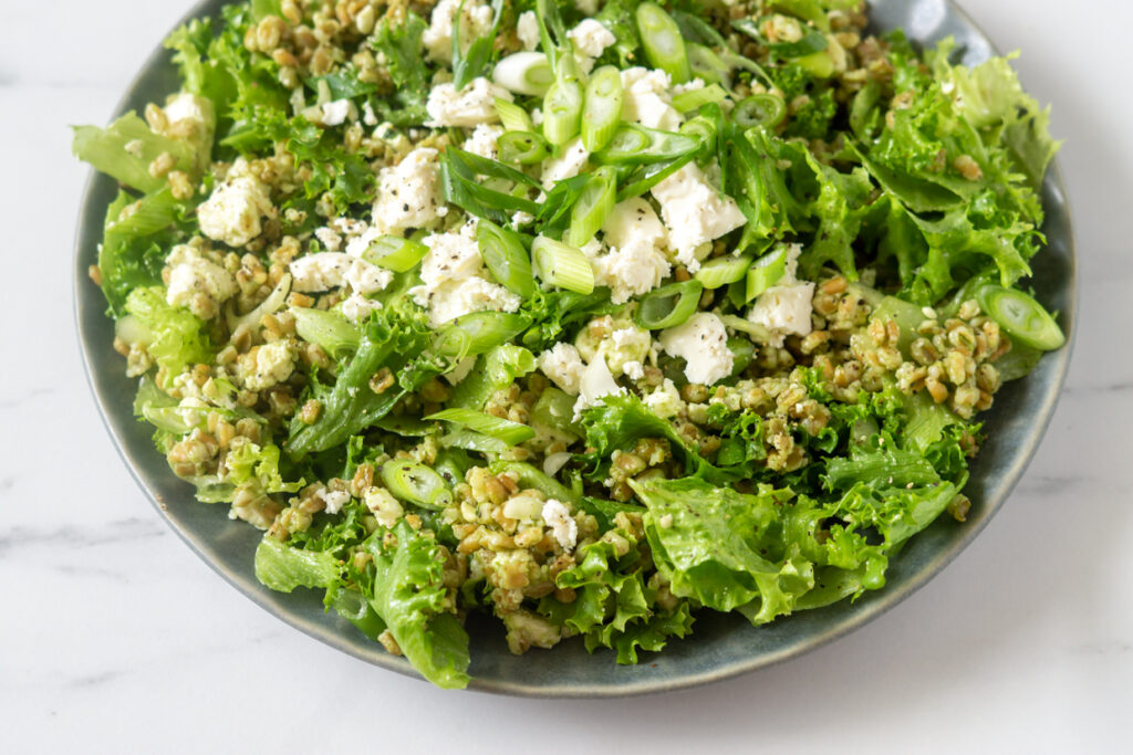 Perlespelt med pesto og feta