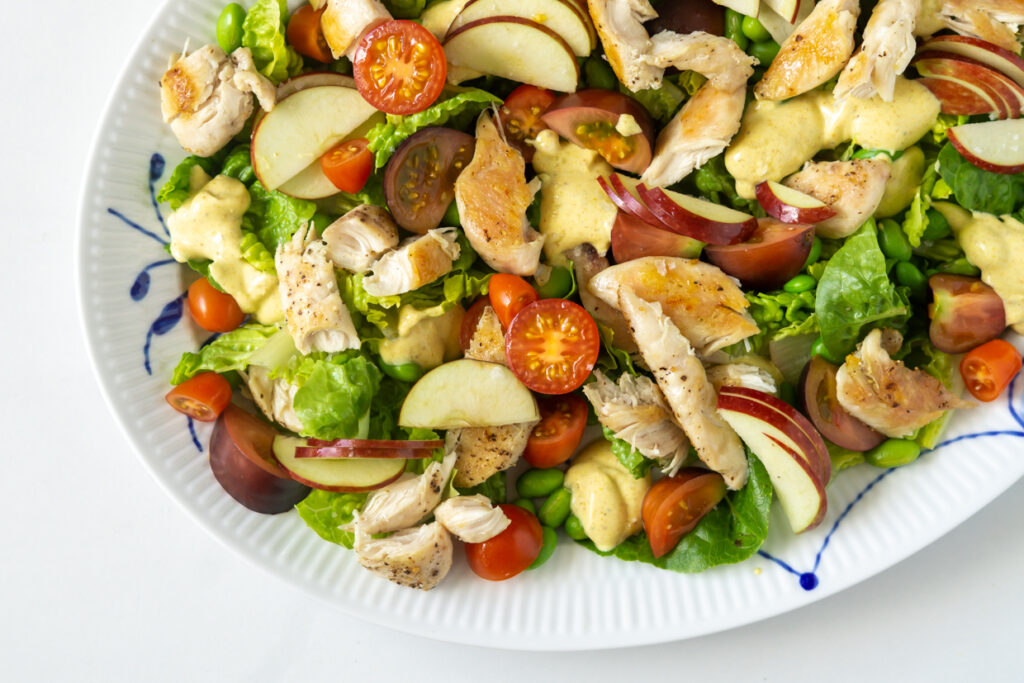Salat med kylling og æbler