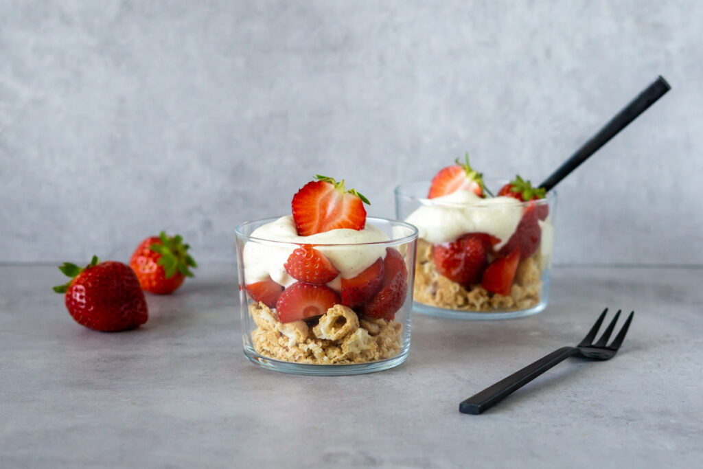 Jordbær med råcreme og makroner