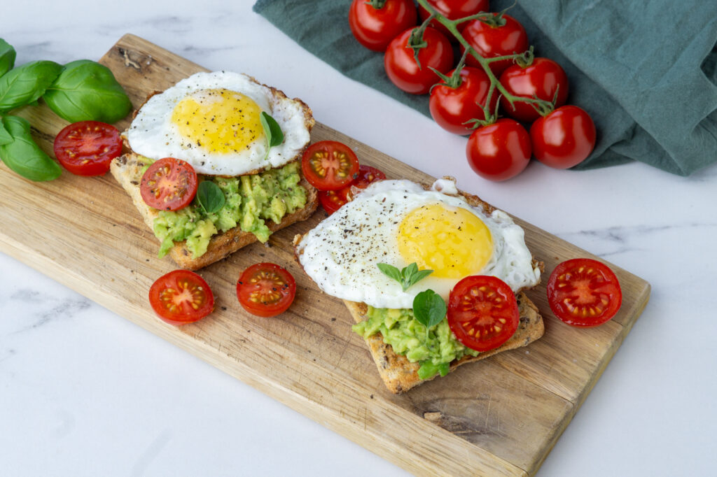 Avocado toast med æg