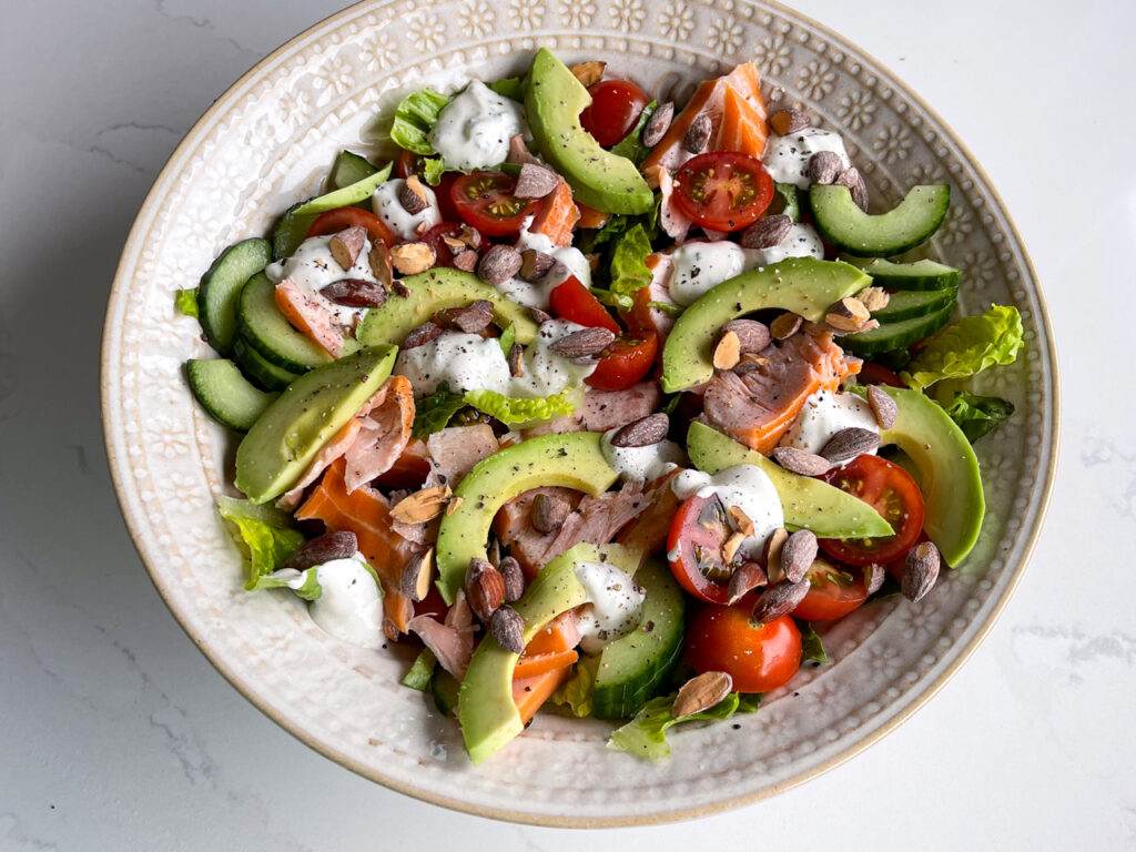 Salat med varmrøget laks og avocado