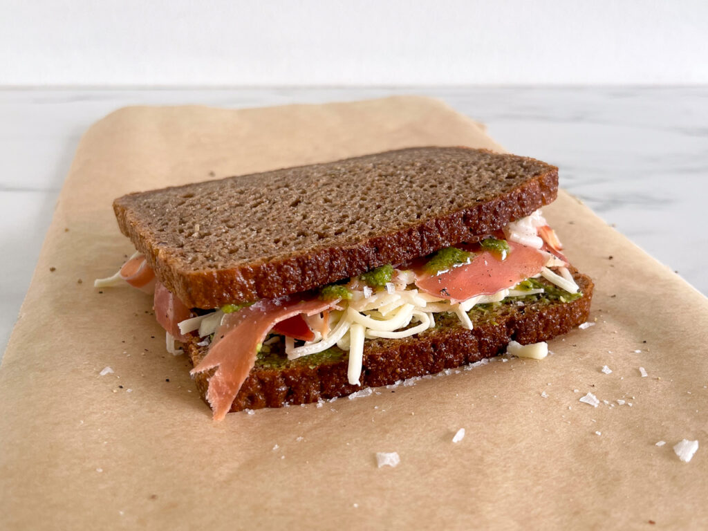 Rugbrødstoast med pesto og serrano